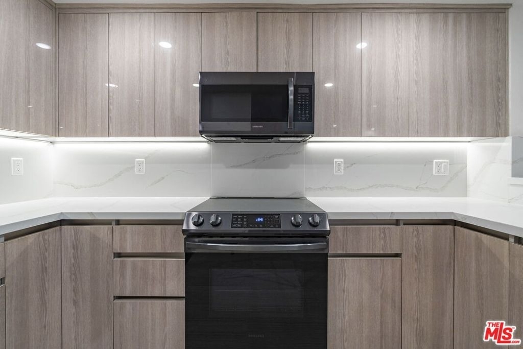 5245 Santa Monica Boulevard - Photo 2