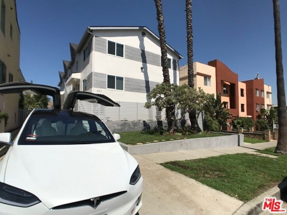601 N Normandie Avenue - Photo 11