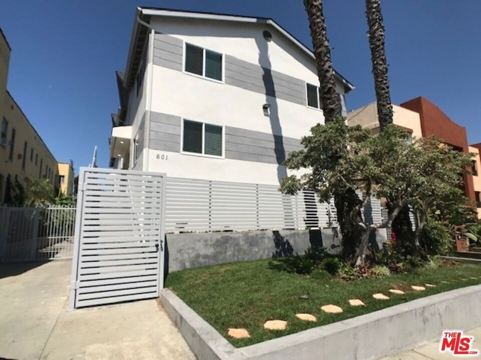 601 N Normandie Avenue - Photo 13