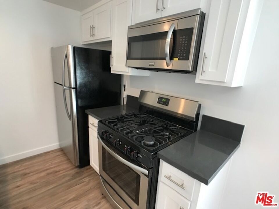 601 N Normandie Avenue - Photo 2