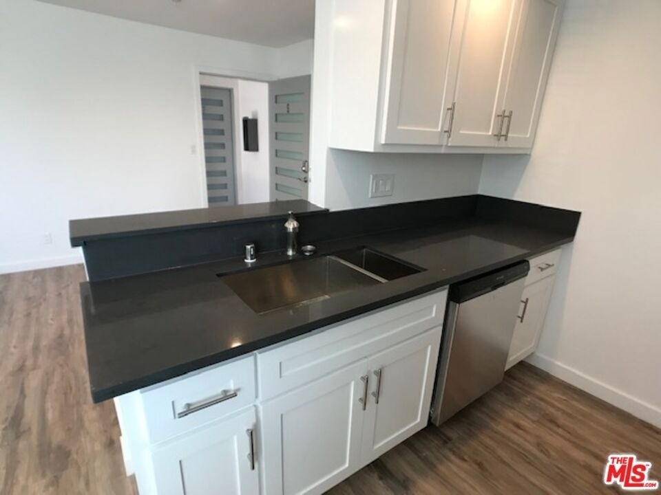 601 N Normandie Avenue - Photo 1