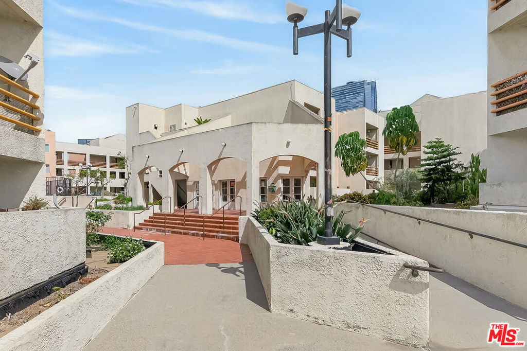 1118 Valencia Street - Photo 31