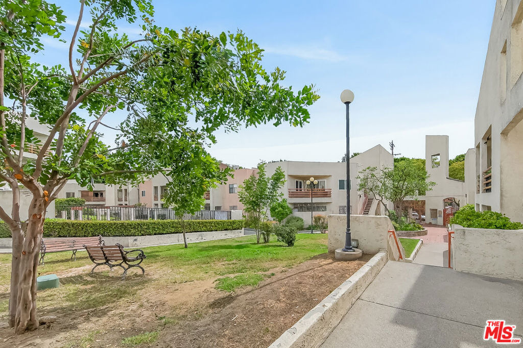 1118 Valencia Street - Photo 33