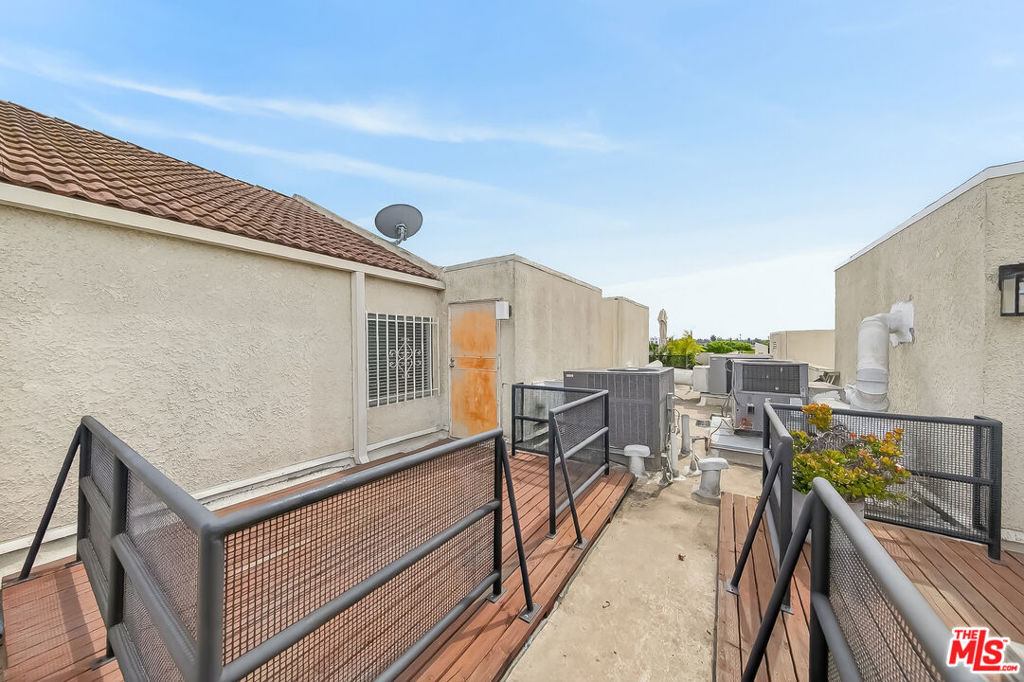 1118 Valencia Street - Photo 16