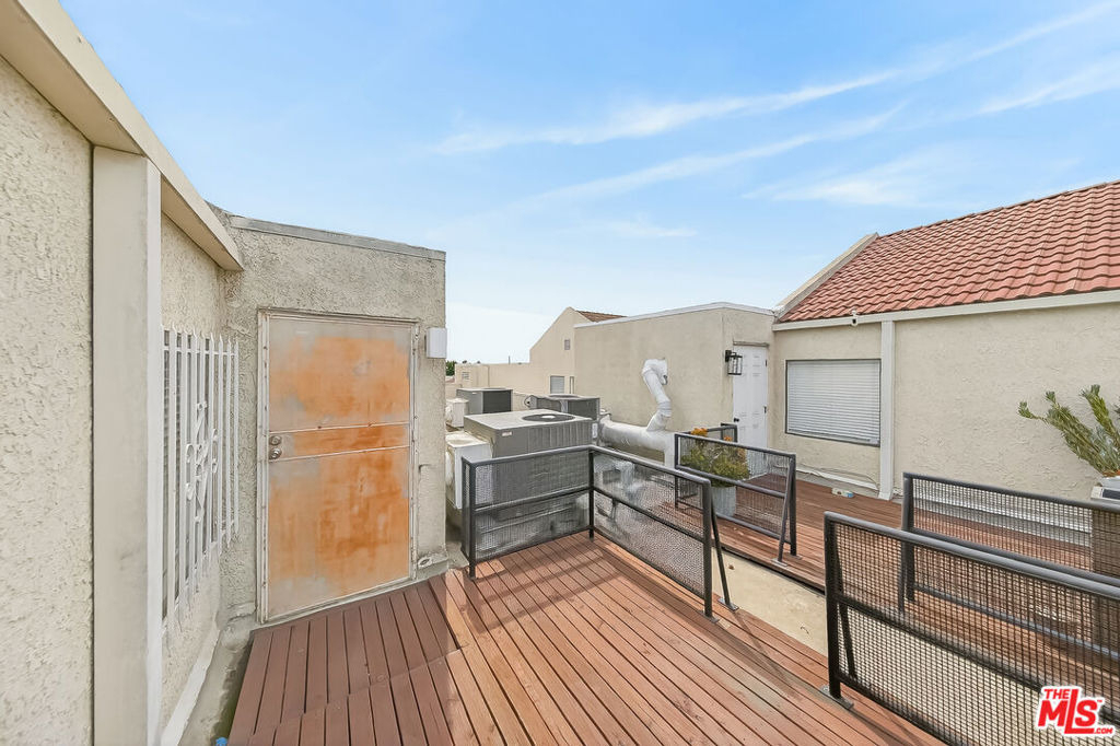1118 Valencia Street - Photo 17