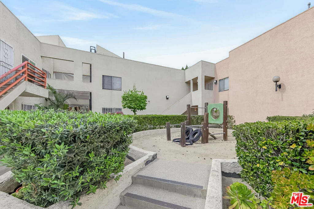 1118 Valencia Street - Photo 29