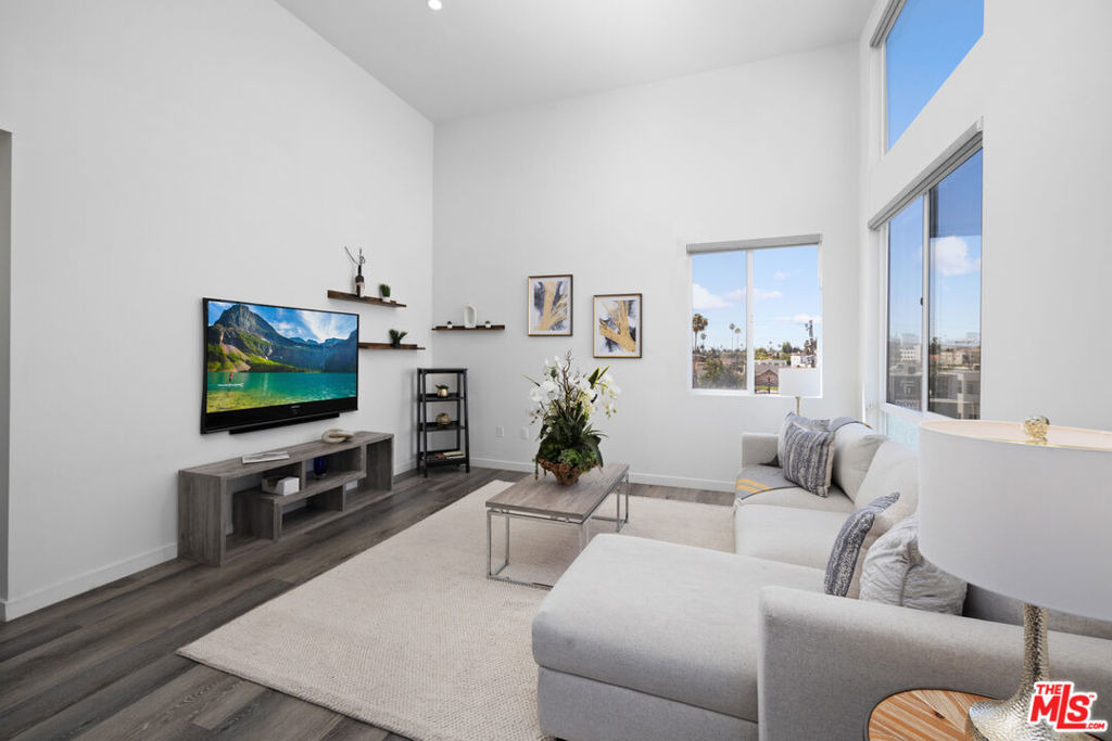 1055 S Serrano Avenue - Photo 11