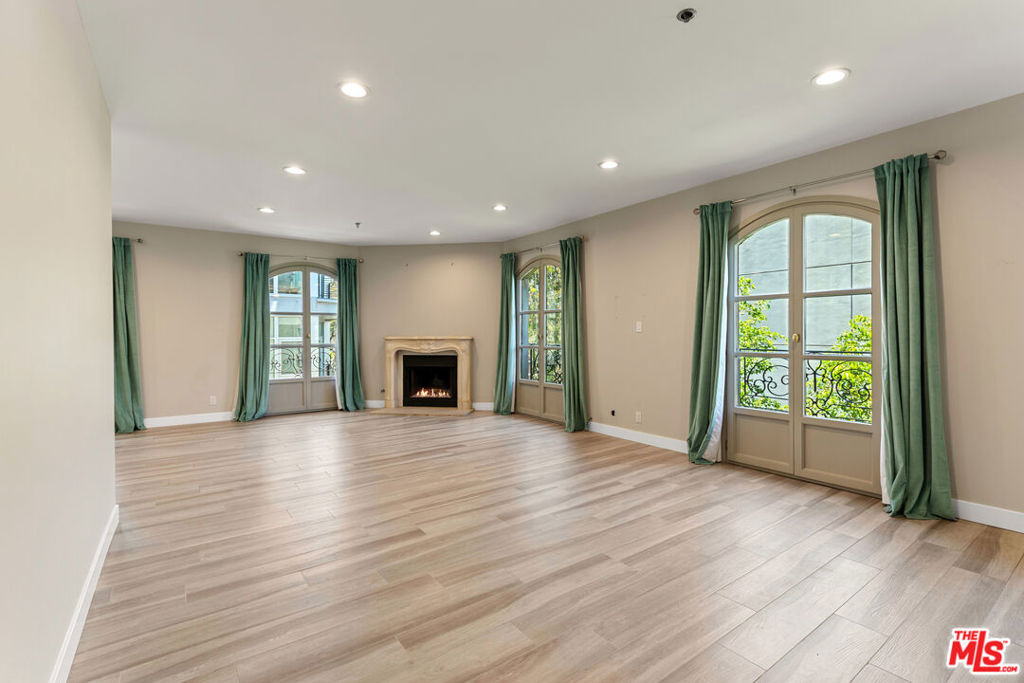9249 Burton Way - Photo 21