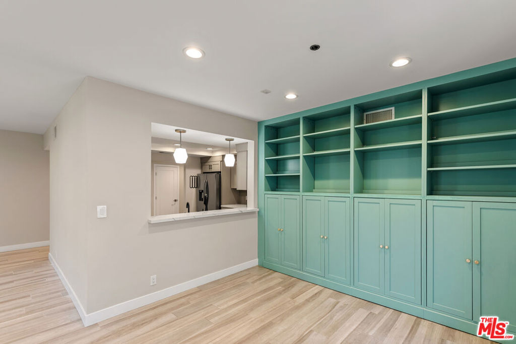 9249 Burton Way - Photo 19