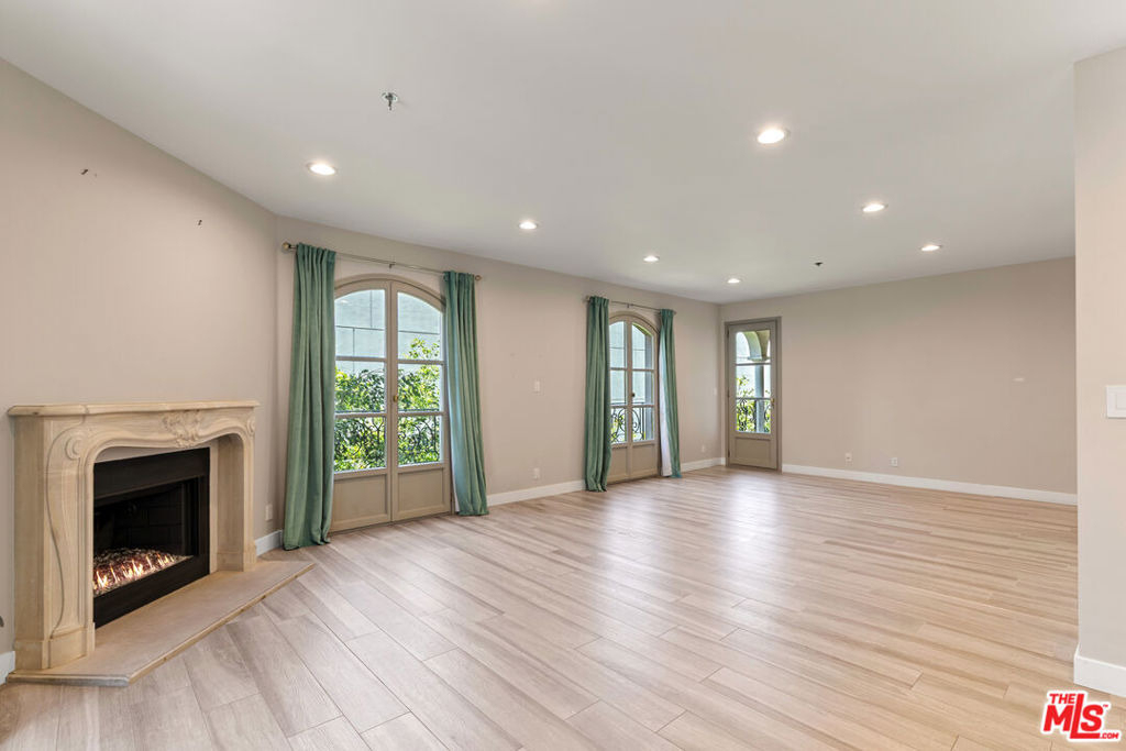 9249 Burton Way - Photo 22