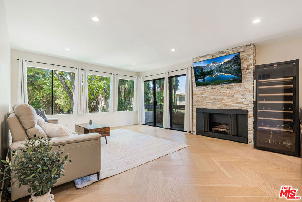 950 N Kings Road - Photo 0