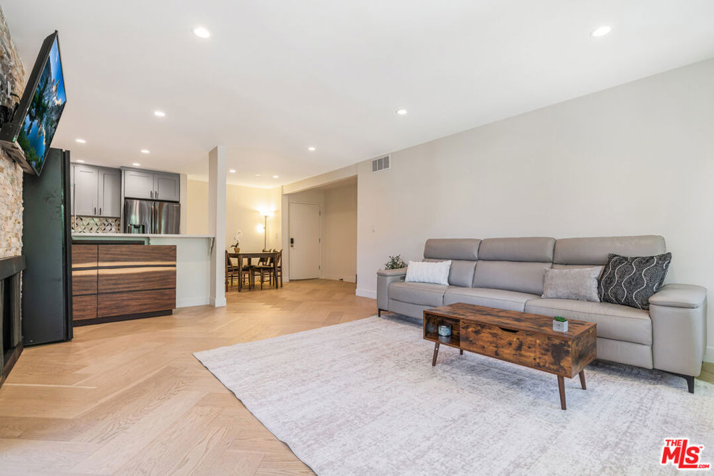 950 N Kings Road - Photo 3