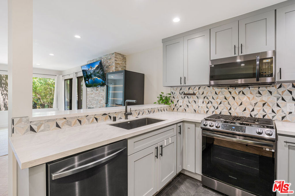 950 N Kings Road - Photo 7