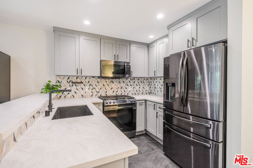 950 N Kings Road - Photo 6