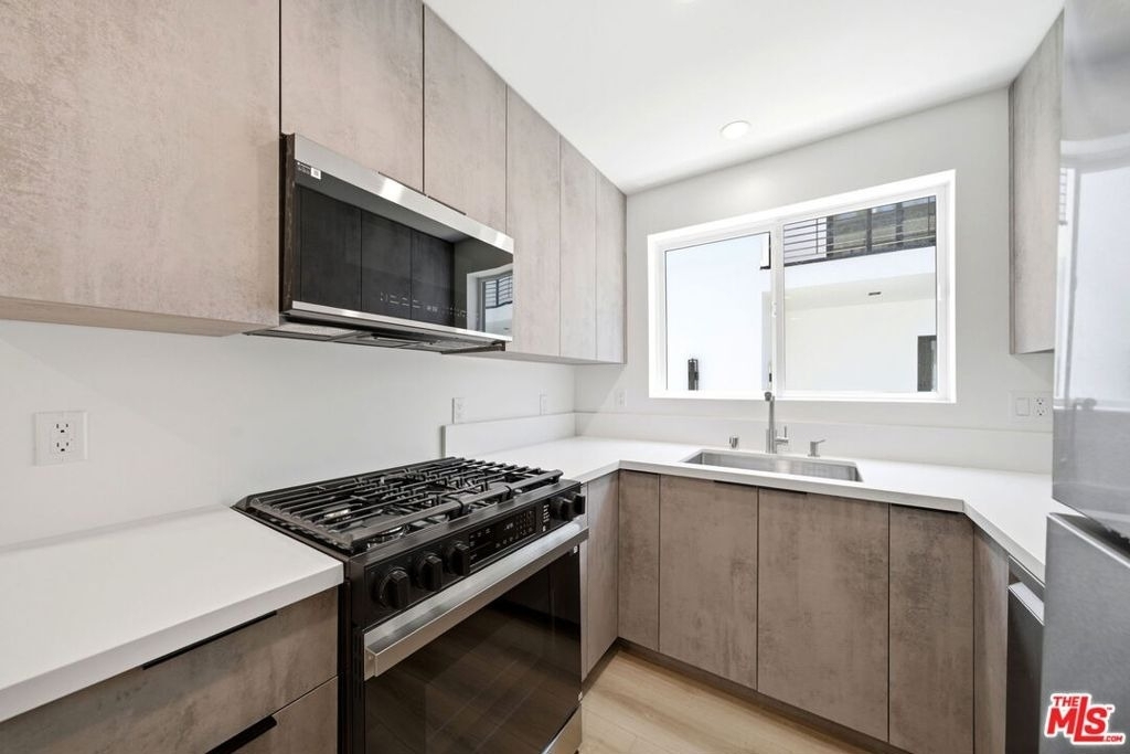 333 6th Avenue - Photo 3
