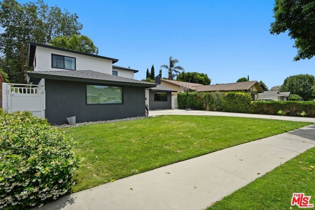 6558 Lasaine Avenue - Photo 2