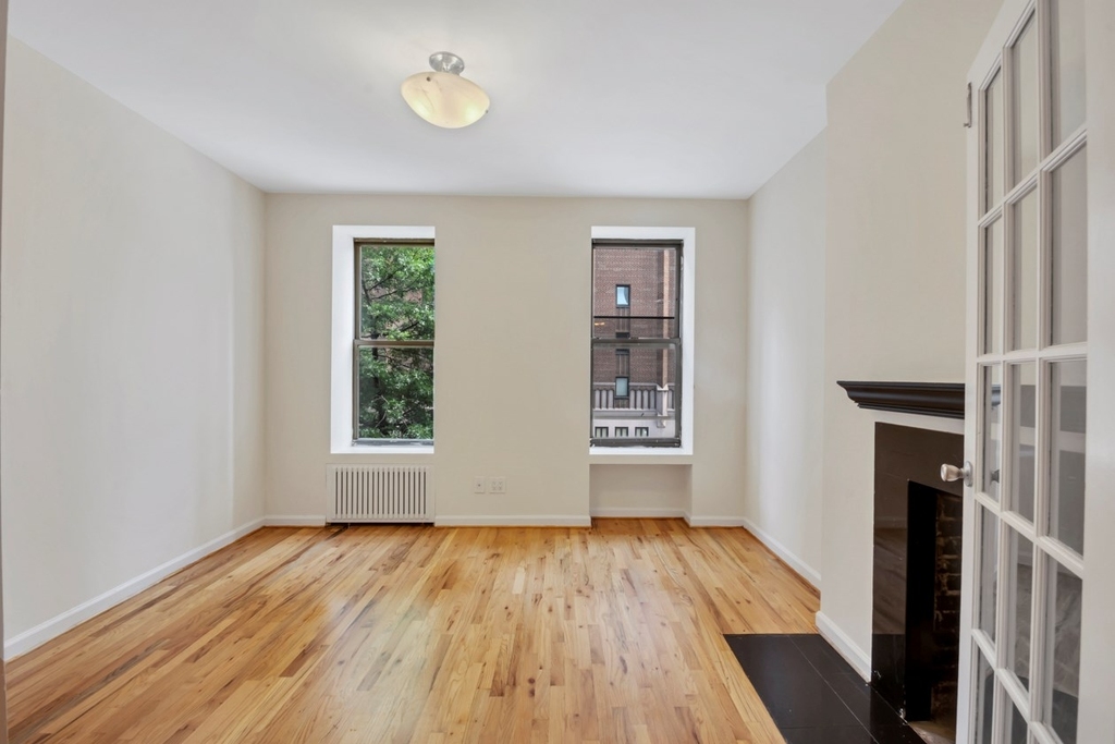East 61st/ East 62nd St. - Photo 3