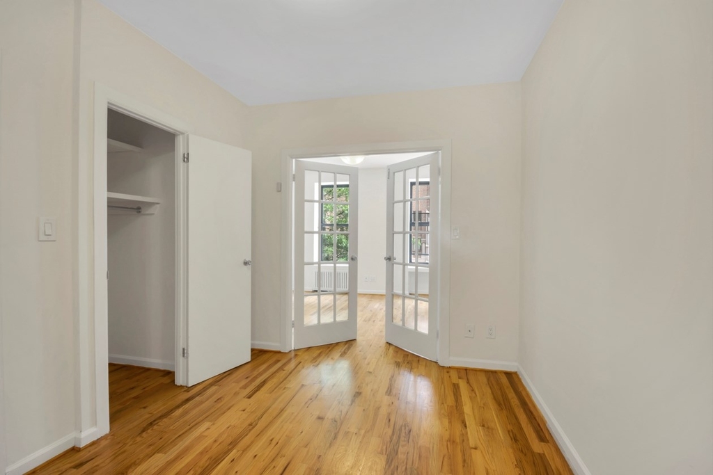 East 61st/ East 62nd St. - Photo 8