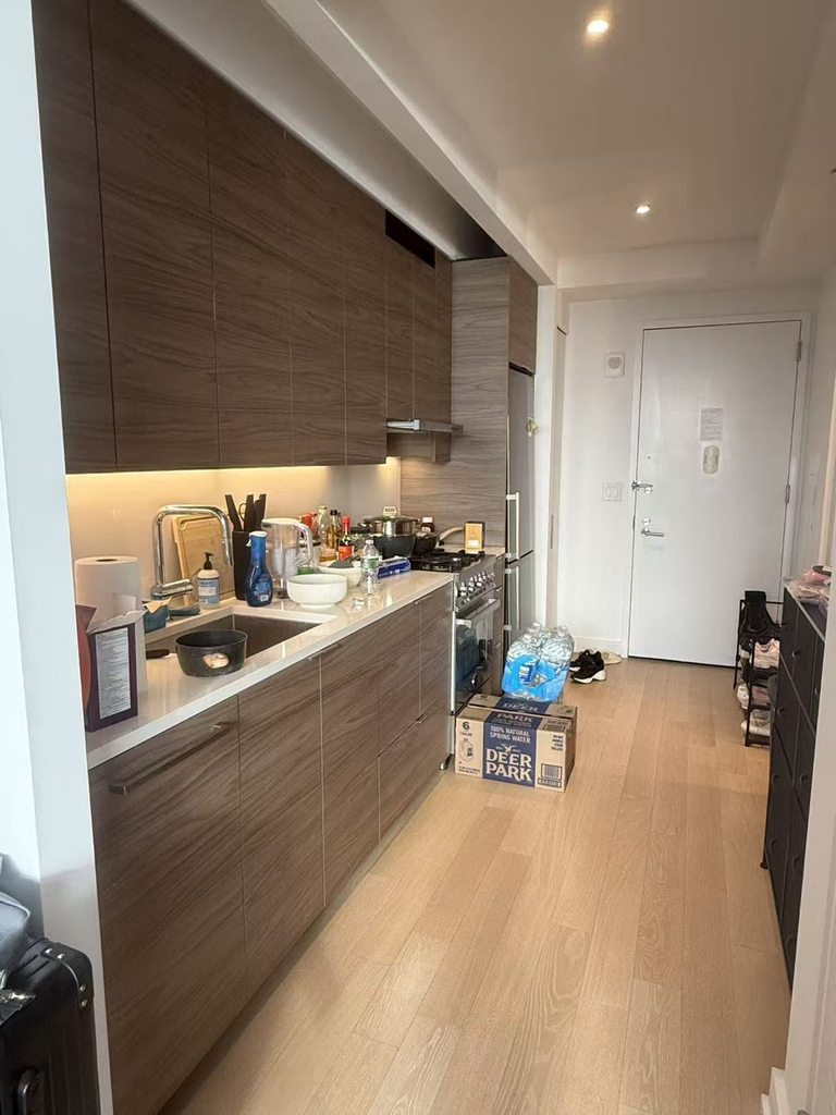 555 West 38th Street - Photo 4