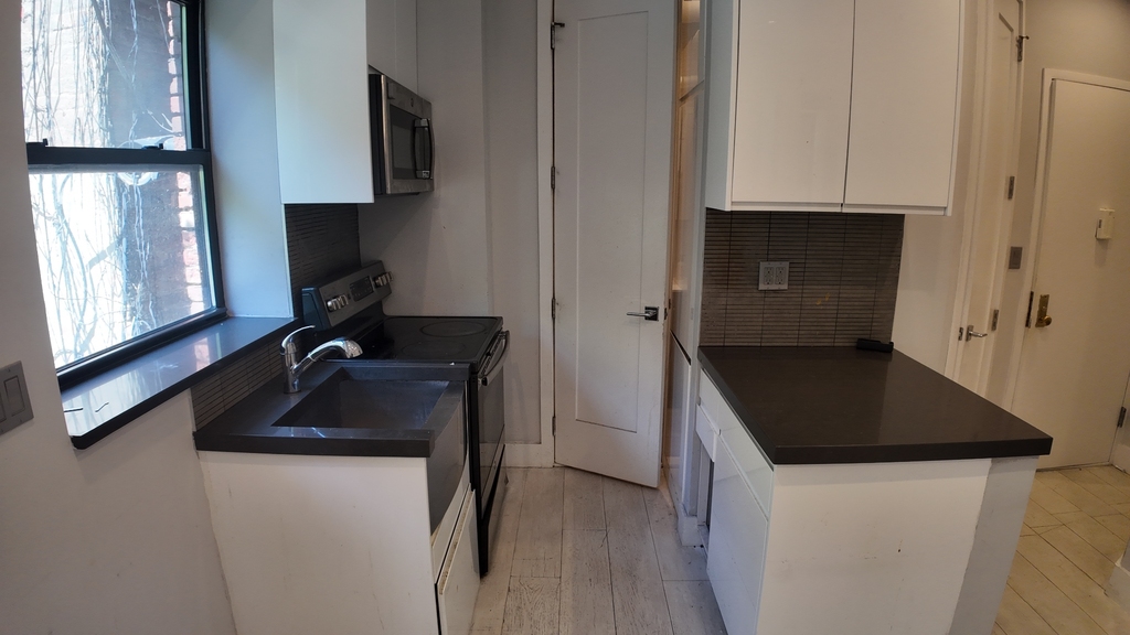 West 52nd Street - Photo 1
