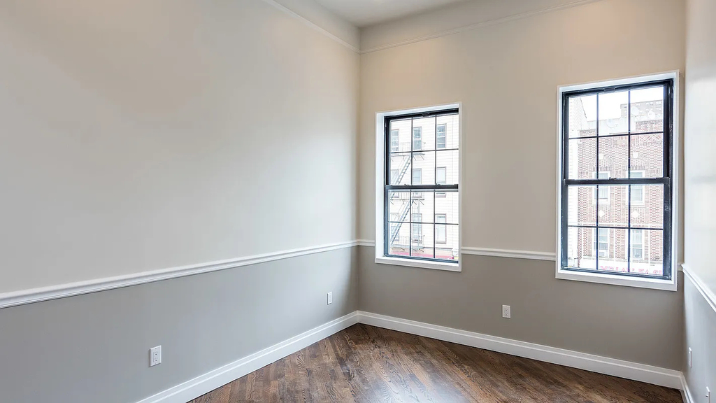 77 Graham Avenue - Photo 2