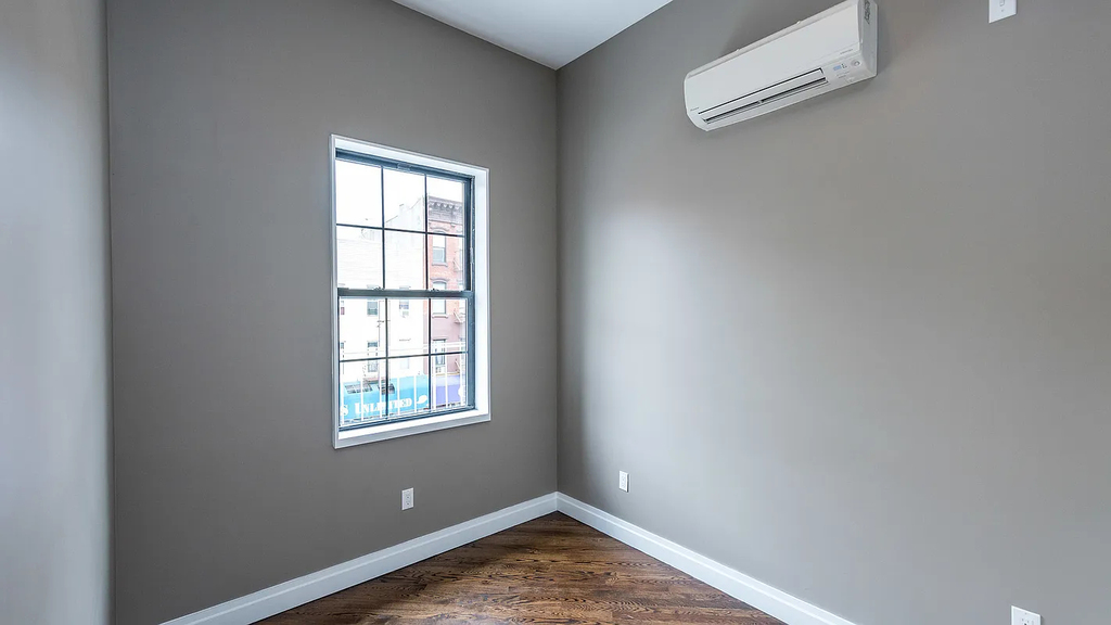 77 Graham Avenue - Photo 5