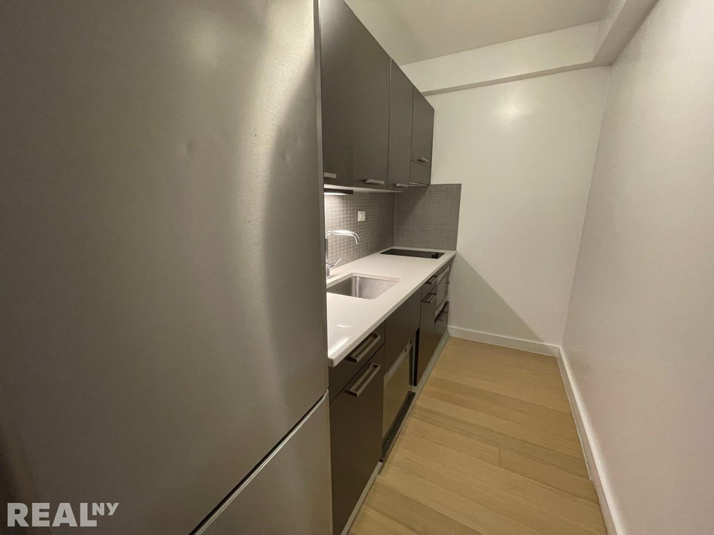 E 39th St - Photo 2