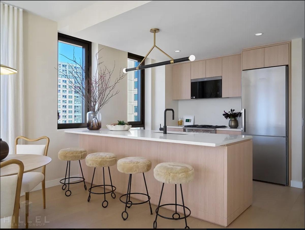 Kent Avenue - Photo 2