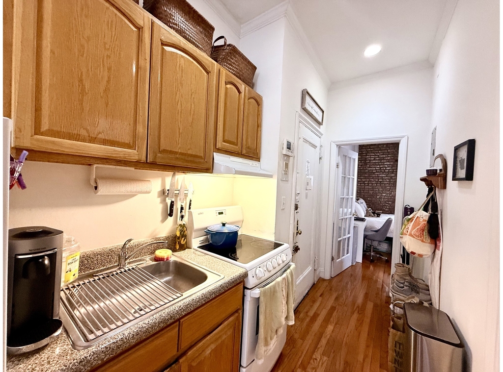 237 E 58th St - Photo 3