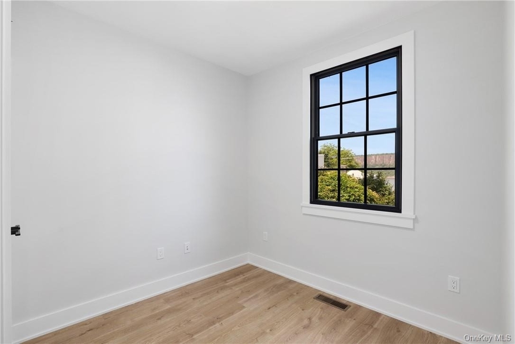 447 Warburton Avenue - Photo 11