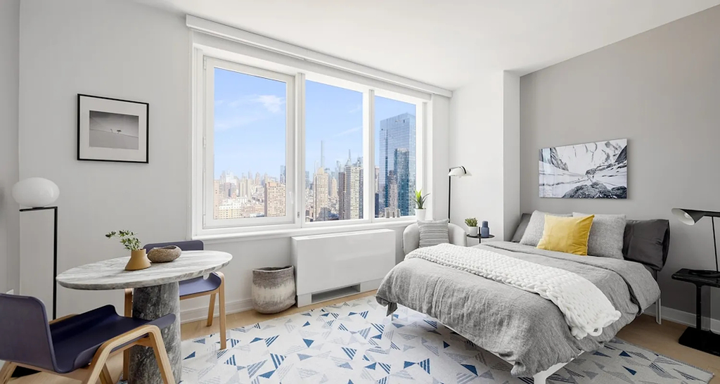 555 West 38th Street - Photo 1