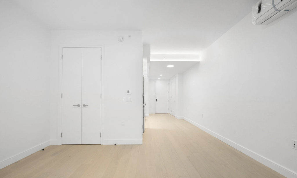 555 West 45th Street - Photo 4