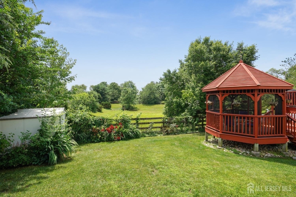 10 Crestwood Street - Photo 13