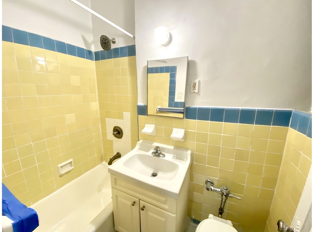 245 E 39th Street - Photo 4