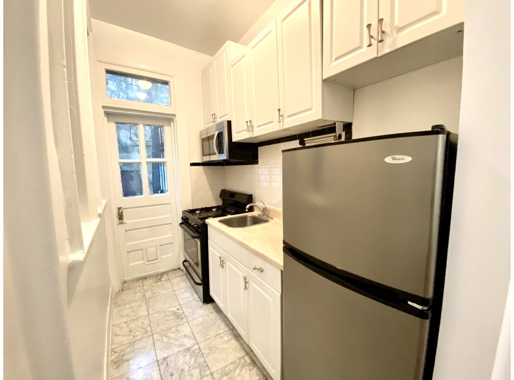 245 E 39th Street - Photo 3