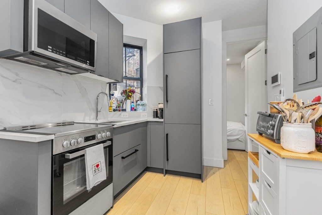 356 W 48th Street - Photo 4