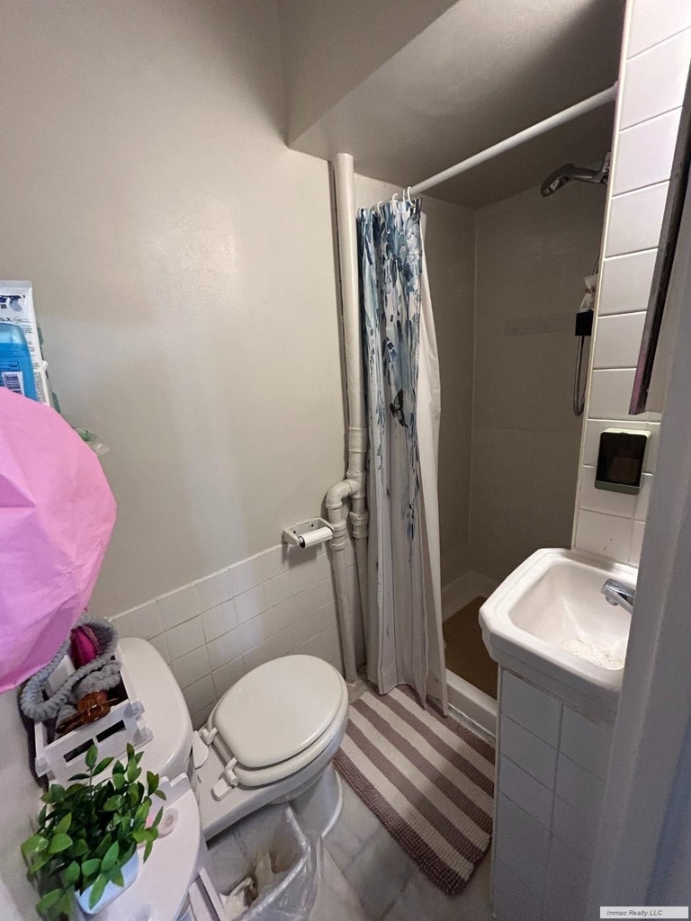 318 W 106th Street - Photo 6