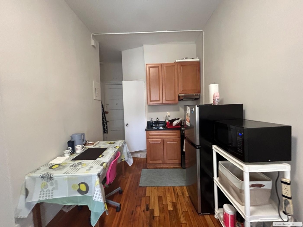 318 W 106th Street - Photo 5