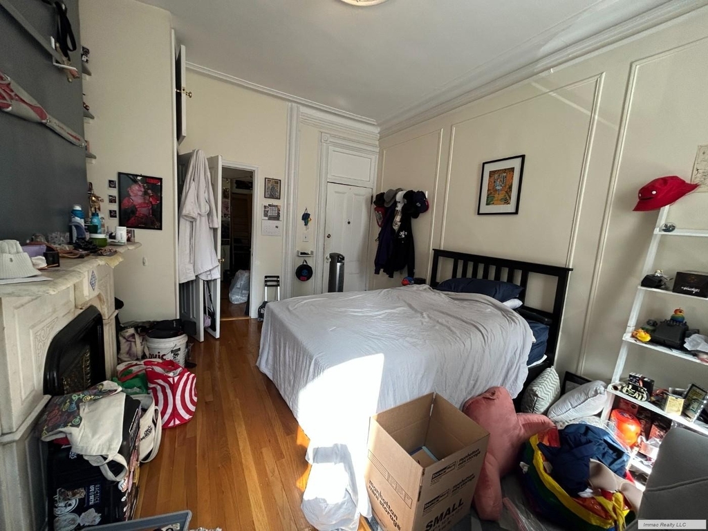 419 W 44th Street - Photo 3