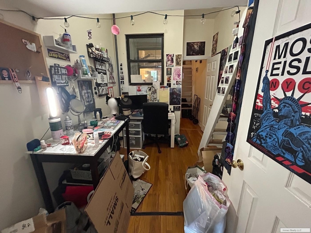 419 W 44th Street - Photo 9