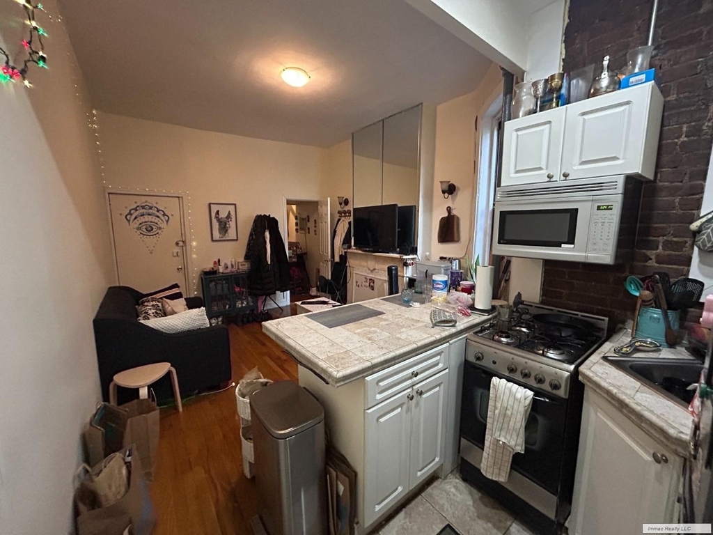 419 W 44th Street - Photo 5