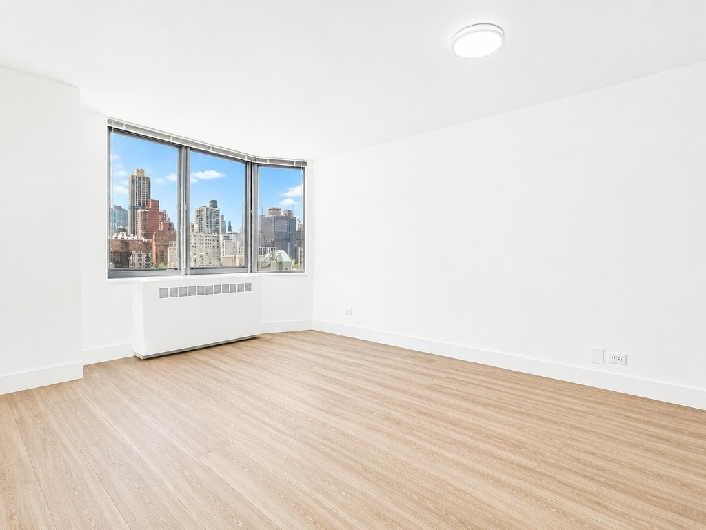1735 York Avenue - Photo 2