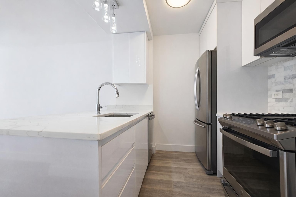 1735 York Avenue - Photo 5