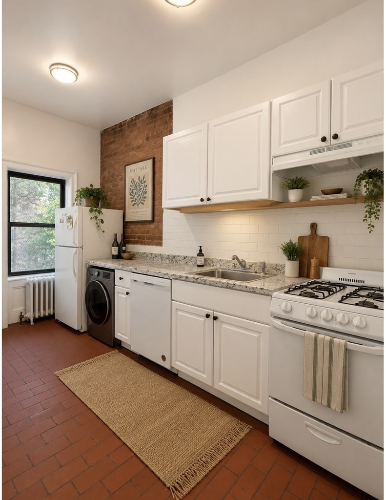 310 Bleecker Street - Photo 2