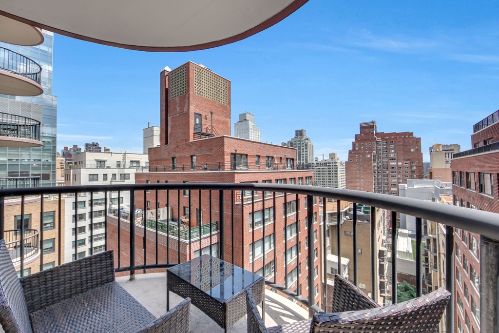 304 E 65th Street - Photo 3