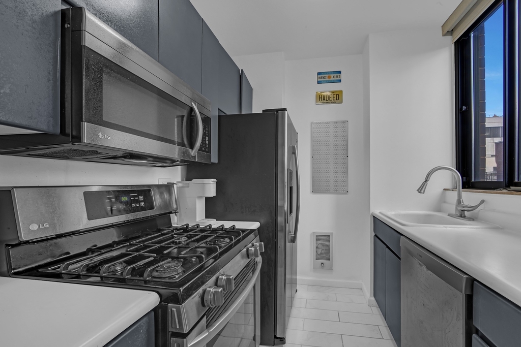 304 E 65th Street - Photo 10