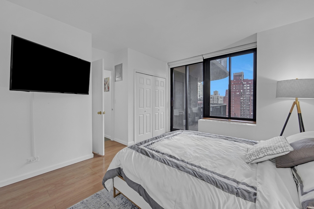 304 E 65th Street - Photo 8