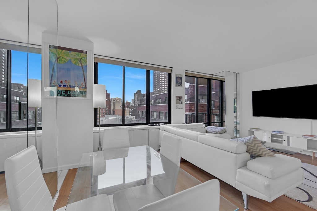 304 E 65th Street - Photo 2