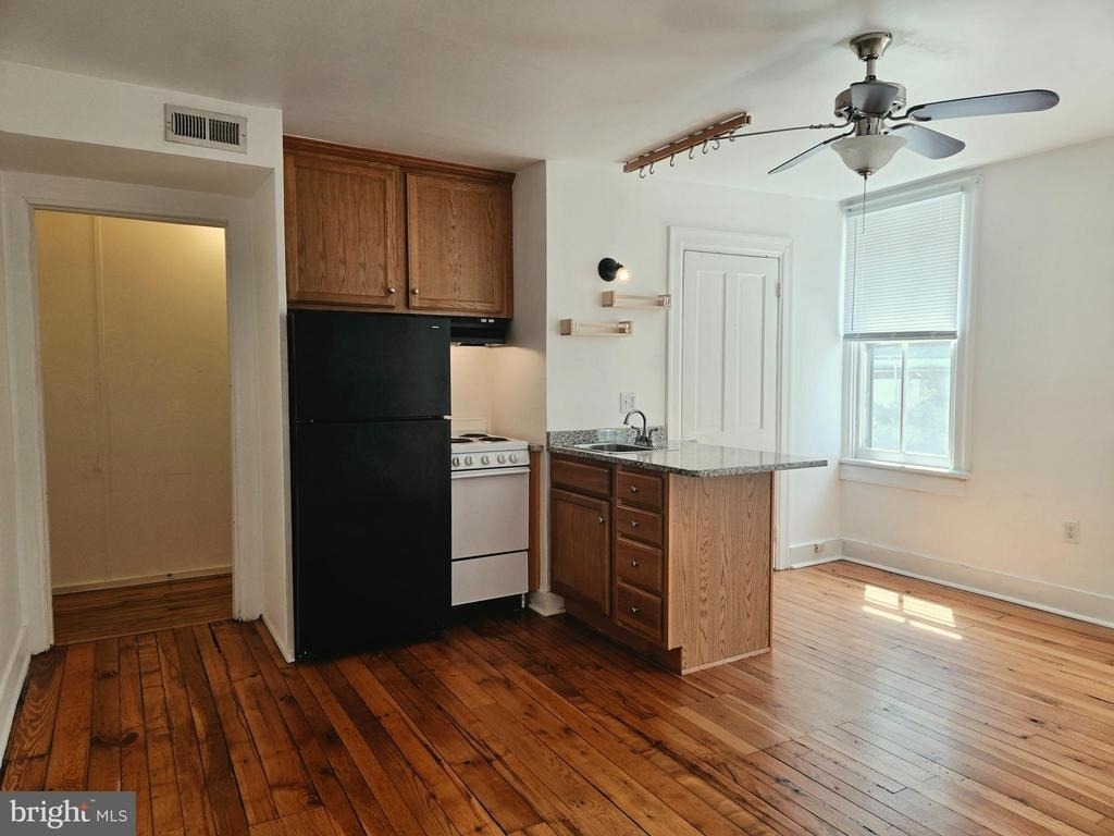 448 Loudoun Street N - Photo 5