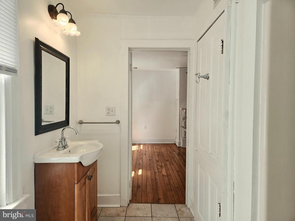 448 Loudoun Street N - Photo 3